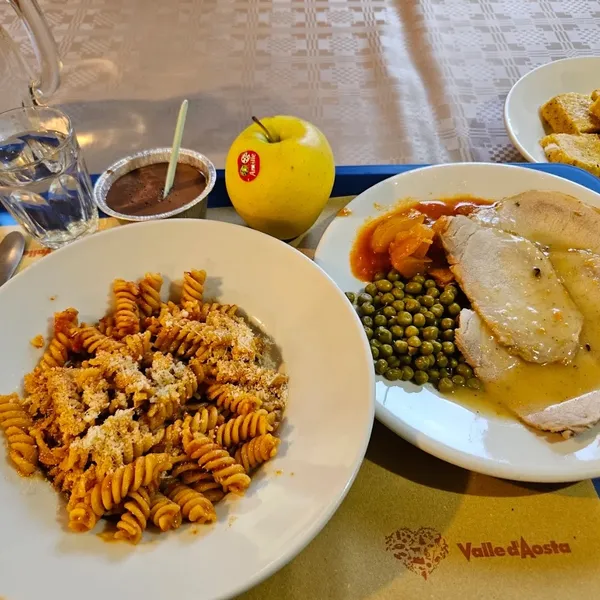 Dîner au rifugio Elena : pâtes, rôti de porc et petits pois, compote et pomme