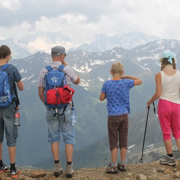 Des enfants en randonnée sur un sentier d'alpage dans les Dolomites