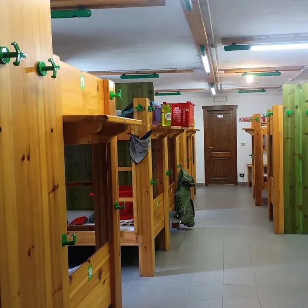 Dortoir du rifugio Elena, lits superposés en bois numérotés