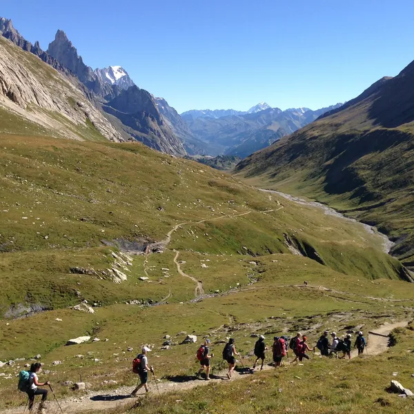 Des randonneurs descendent le sentier sous le col de la Seigne, près de la Casermetta, face au Val Veny