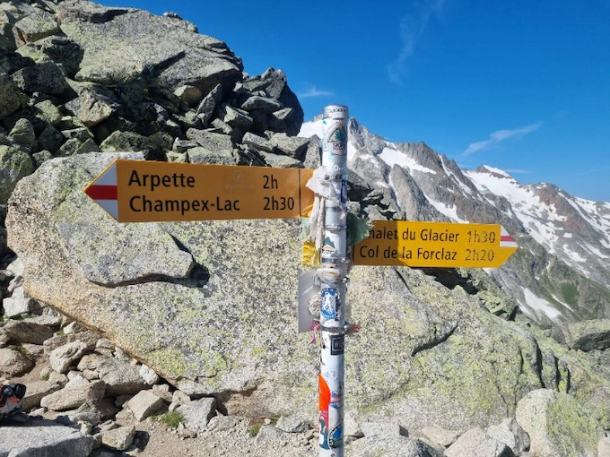 Panneau directionnel de la Fenêtre d'Arpette à 2665m