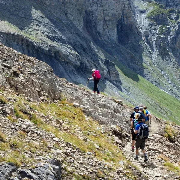 Groupe encadré par un guide sur le Tour du Mont Blanc