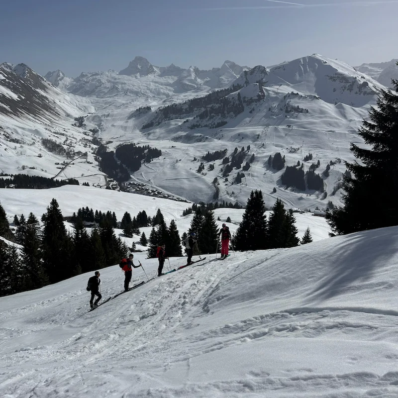 Hugo en randonnée en montagne