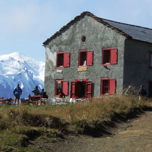 Refuge du Col de Balme à 2190m, exactement sur la frontière franco-suisse, avec vue panoramique sur le massif du Mont Blanc et les Alpes valaisannes