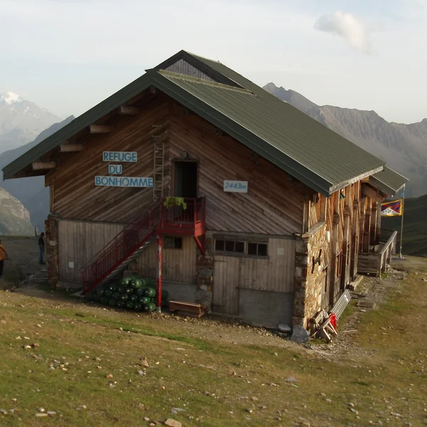 Refuge de la Croix du Bonhomme au Col de la Croix du Bonhomme à 2443m sur le Tour du Mont-Blanc