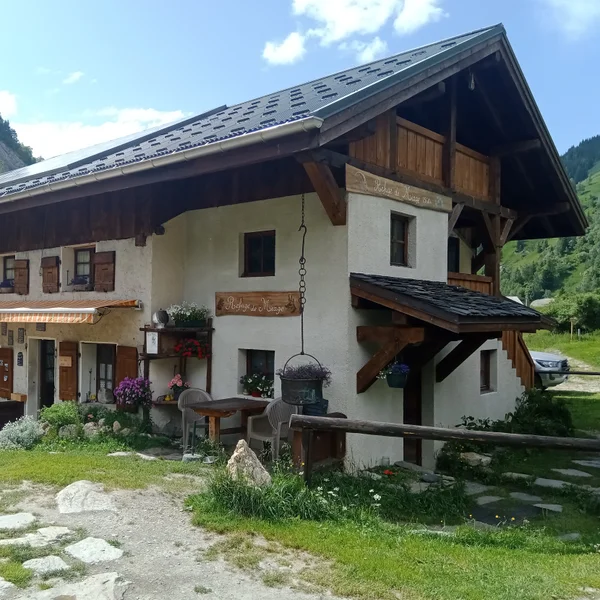Refuge de Miage à 1560m avec le glacier de Miage en arrière-plan, Saint Gervais, France