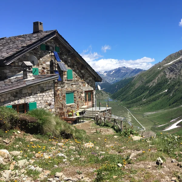 Rifugio Elisabetta Soldini à 2195m dans le Val Veny, au pied du Col de la Seigne, avec vue sur l'Aiguille des Glaciers et le glacier de la Lex Blanche