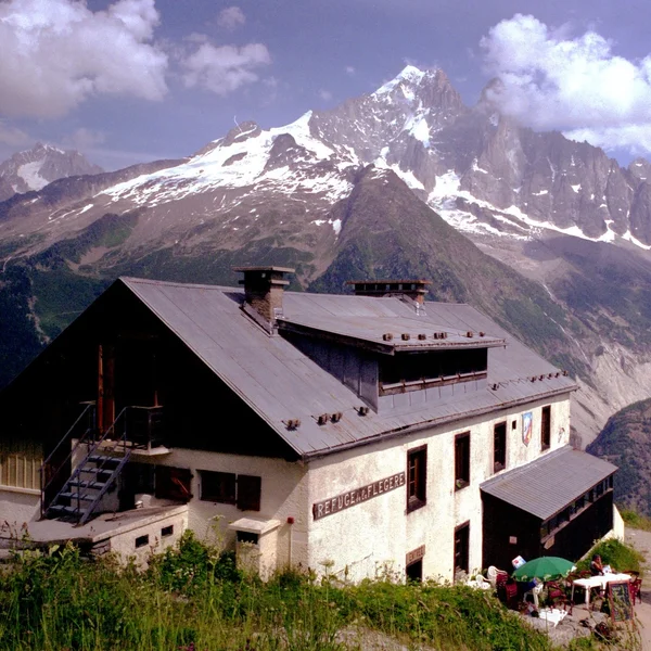 Refuge de la Flégère à 1877m sur le Grand Balcon Sud au-dessus de Chamonix, avec vue panoramique sur le massif du Mont-Blanc
