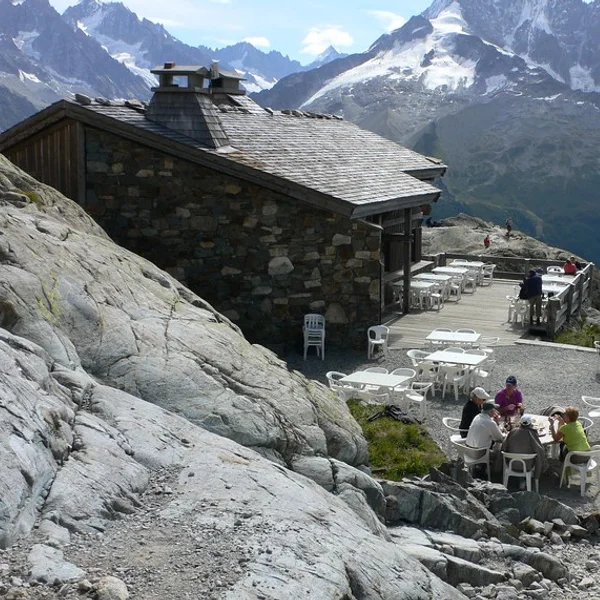 Le Refuge du Lac Blanc à 2352m avec le massif du Mont Blanc et les Aiguilles de Chamonix reflétés dans le lac