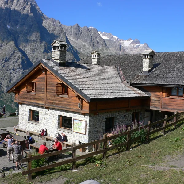 Le Rifugio Bonatti et les Grandes Jorasses vus depuis le sentier du TMB