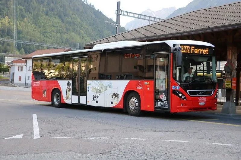 Le bus TMR pour Ferret à l'arrêt, dans le Val Ferret suisse