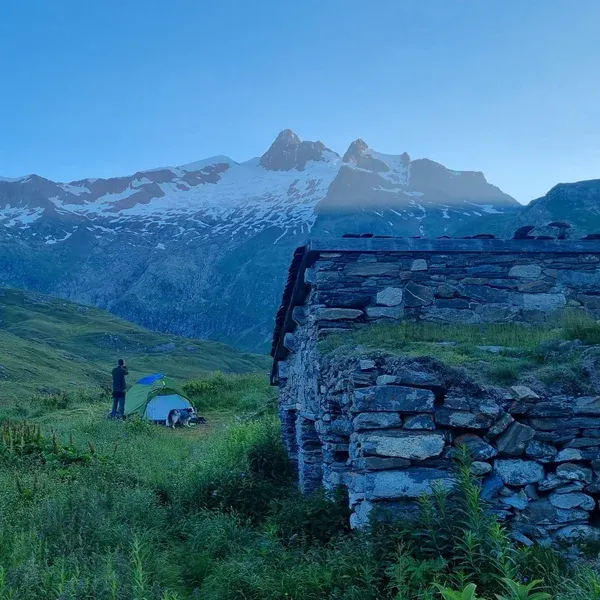 Bivouac en tente sur le Tour du Mont Blanc au lever du jour