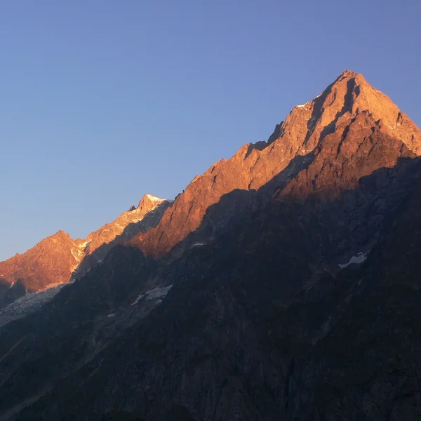 Vue panoramique depuis le Rifugio Bonatti sur le Val Ferret et le massif du Mont Blanc